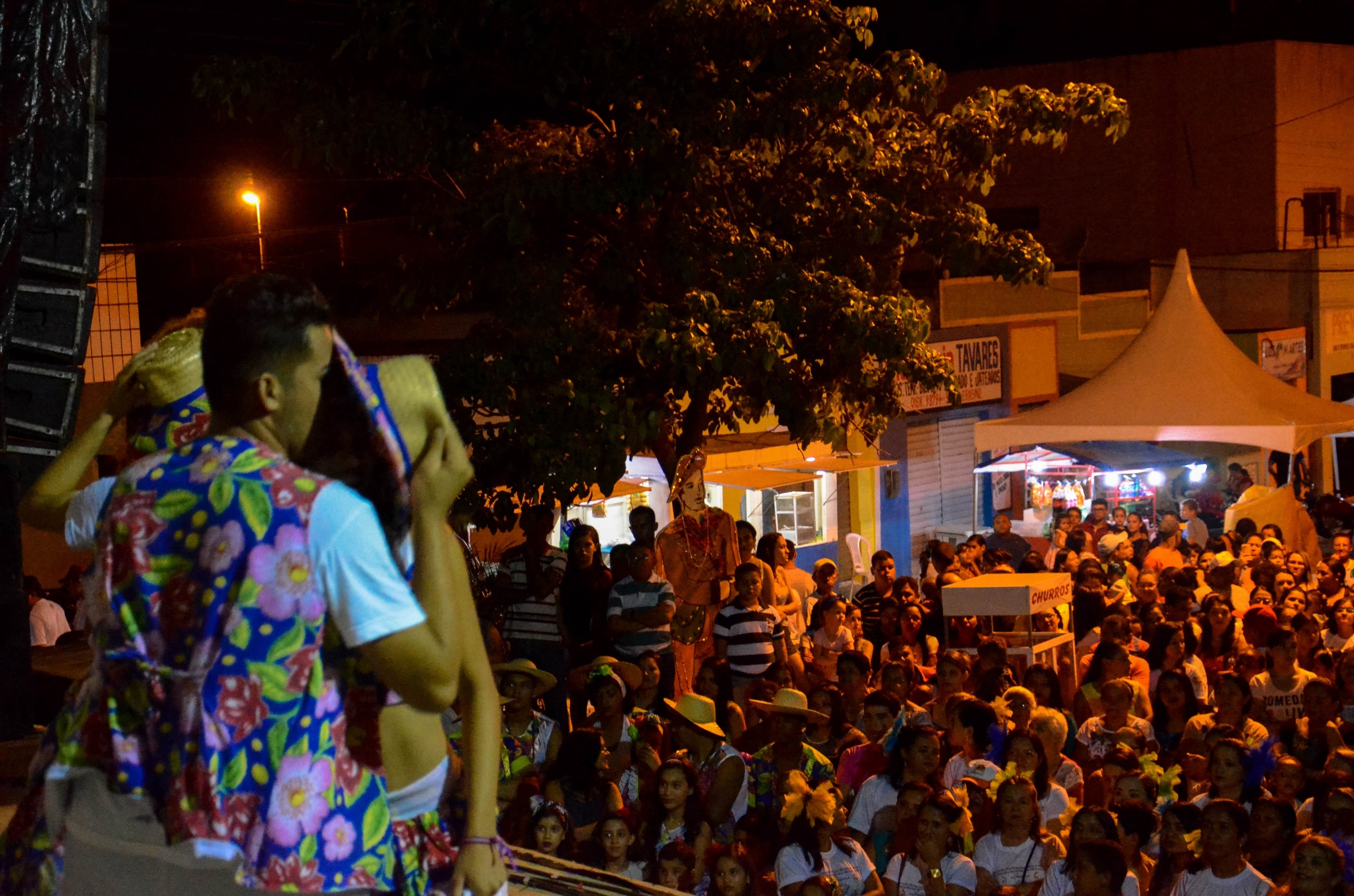 imagem de dois dançarinos dançando na borda do palco e o público em segundo plano