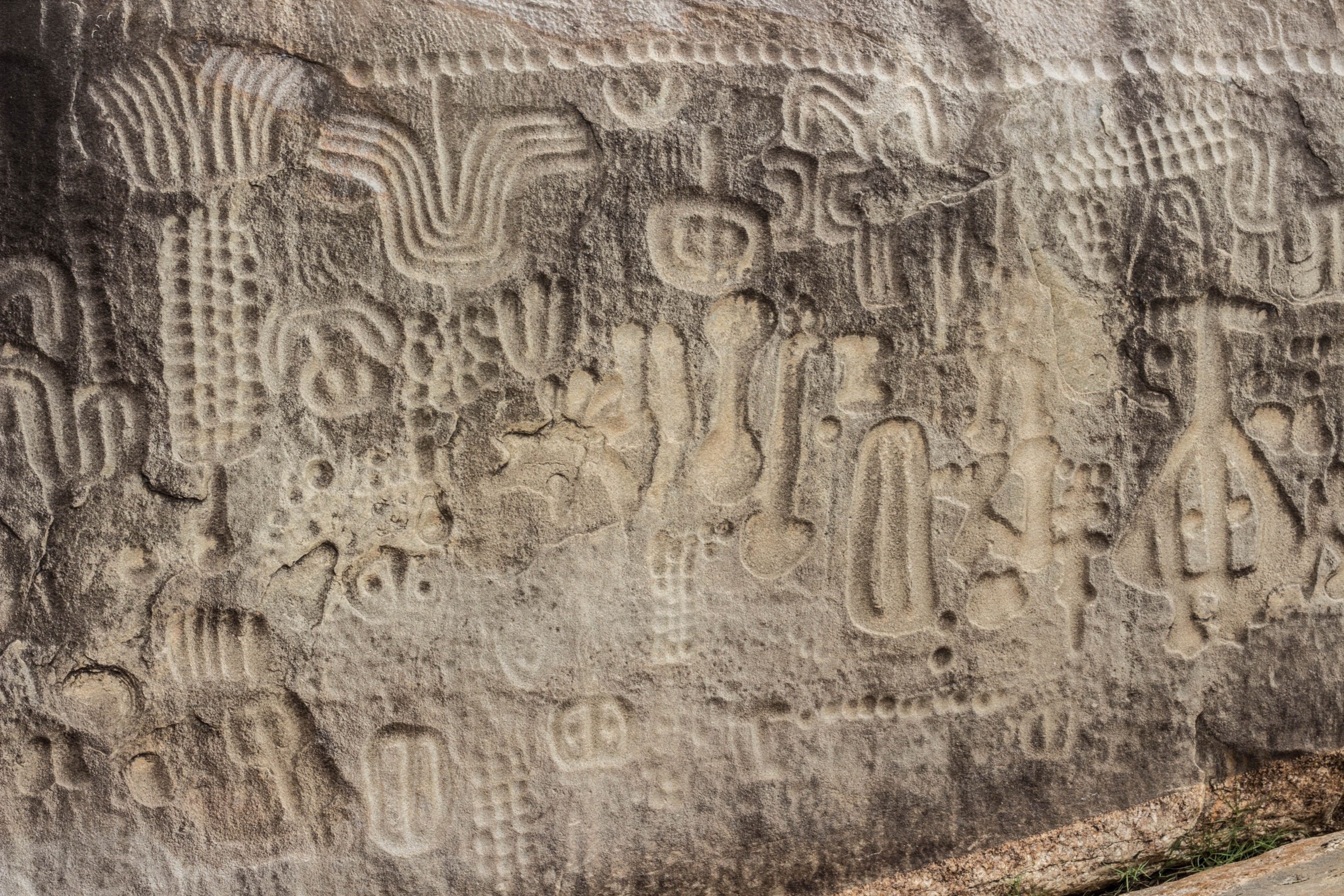 imagem de desenhos rupestres na pedra central de Ingá