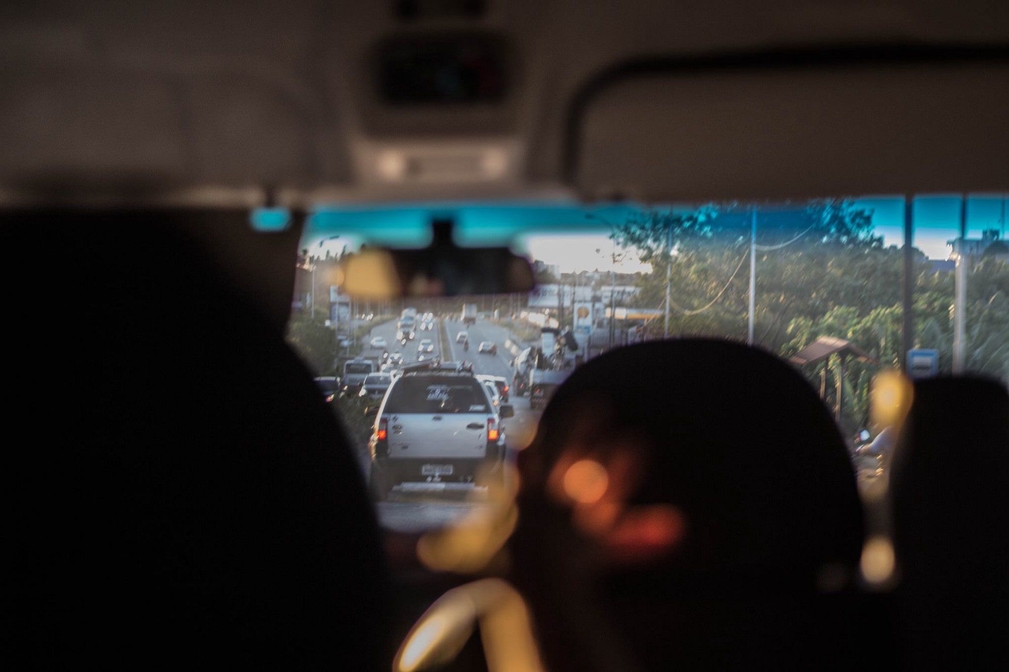 imagem dentro de um carro, mostrando o tráfego numa BR