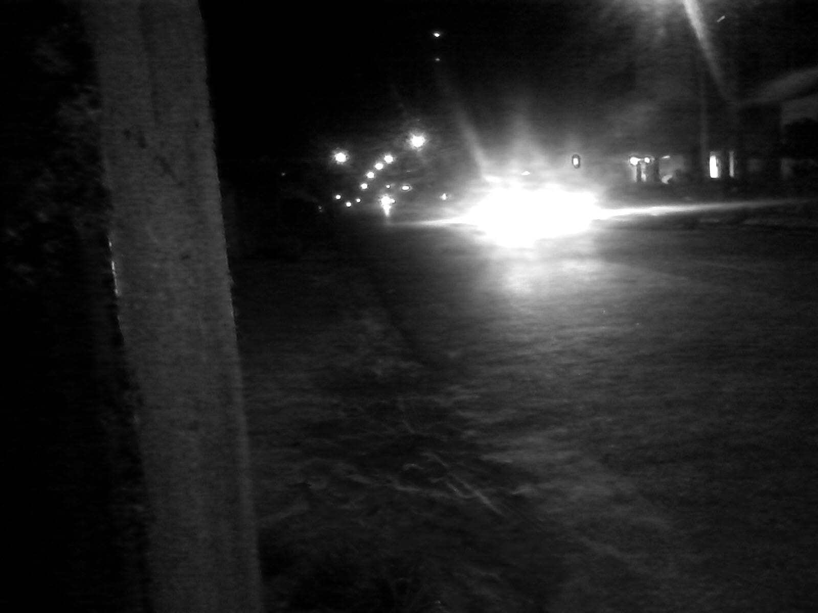 foto em preto e branco numa parada de ônibus na rua que separa jaguaribe do centro de João Pessoa
